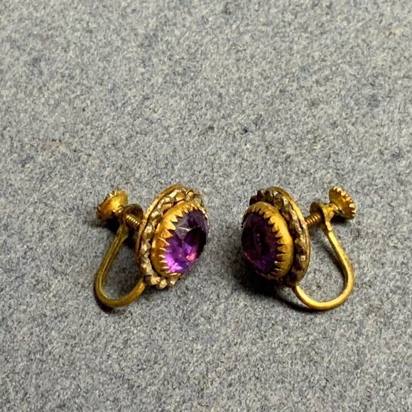 Vintage Screw Back Earrings 0.5 In Gold Purple Rhinestone Center Oval Retro Glam - Picture 4 of 5
